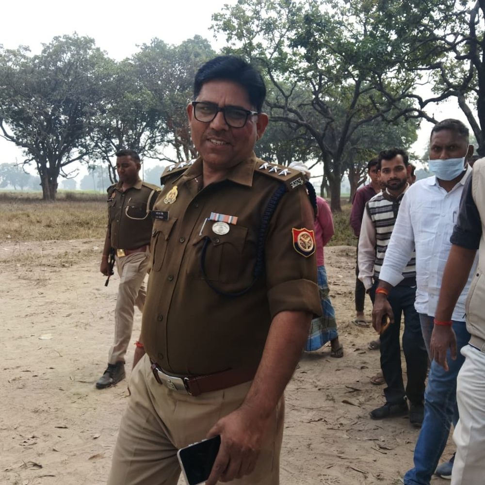 पेड़ से फंदे पर लटका मिला अधेड़ का शव:संतकबीरनगर में सुबह घर से काम पर निकला था, 2 घंटे बाद मौत की मिली सूचना