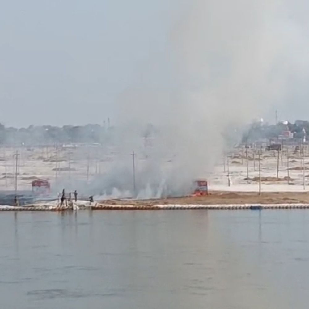 पुआल जलाने से एनजीटी नियमों का उल्लंघन:प्रयागराज संगम क्षेत्र में लगा गंदगी और दुर्गंध का अंबार