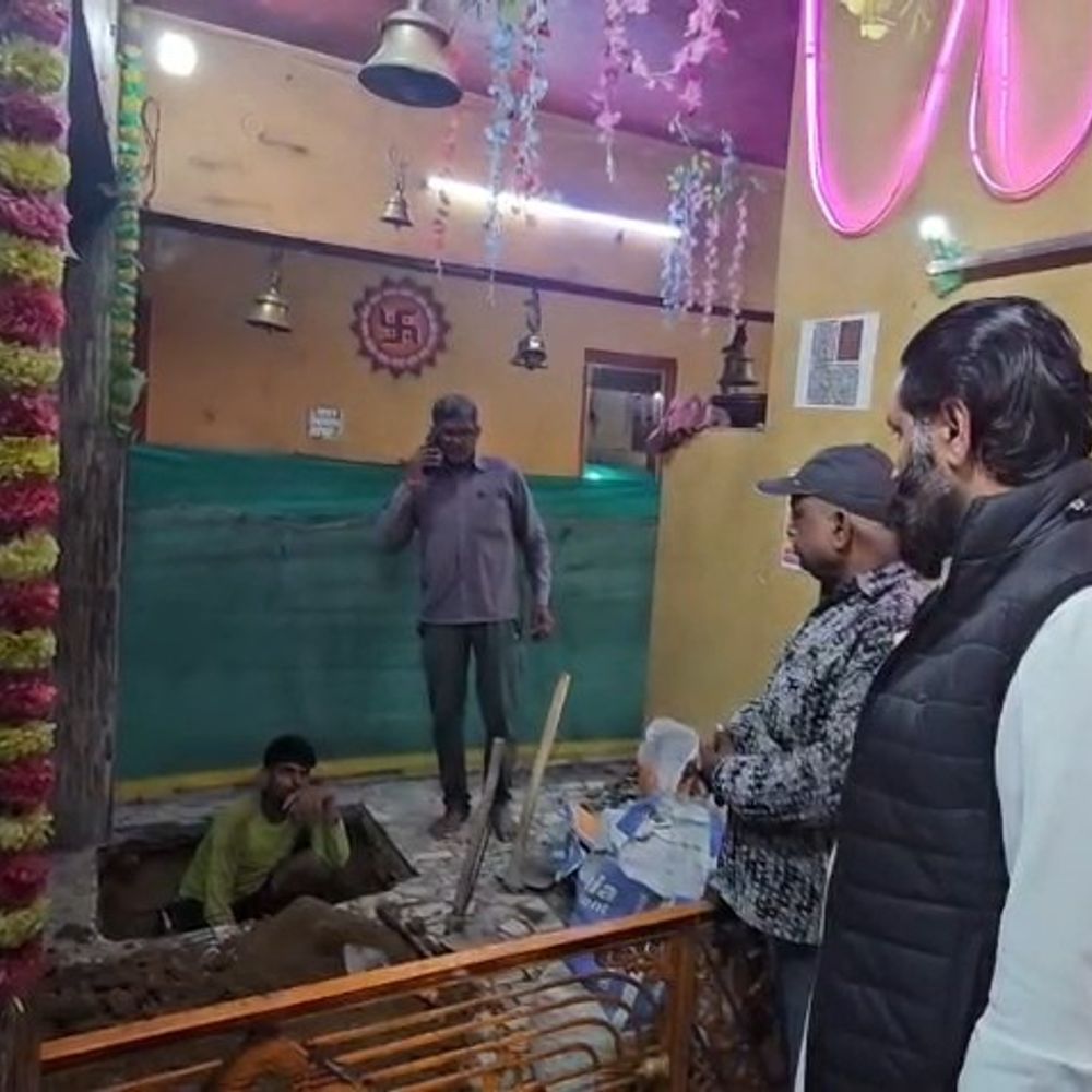 कन्नौज में मंदिर निर्माण की खुदाई में मिला प्राचीन कुआं:सिद्धपीठ मां फूलमती देवी मंदिर में 7 कुओं की मौजूदगी का पुजारी ने किया दावा