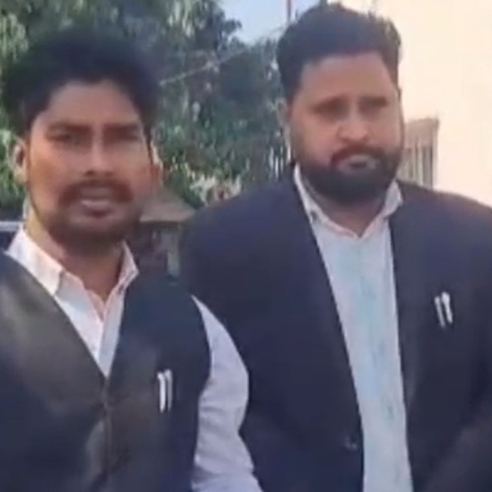 वकीलों ने SI पर गलत चालान, अभद्र व्यवहार का आरोप:बुलंदशहर SSP कार्यालय में शिकायत, कार्रवाई की मांग