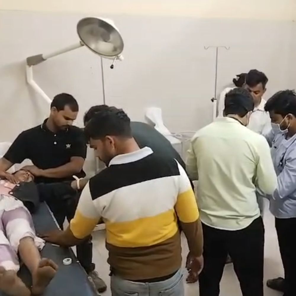 फिरोजाबाद में सिलेंडर लीकेज से लगी आग, 5 लोग झुलसे:ट्रामा सेंटर में इलाज जारी, ग्रामीण भीगे कपड़े डालकर आग बुझाई