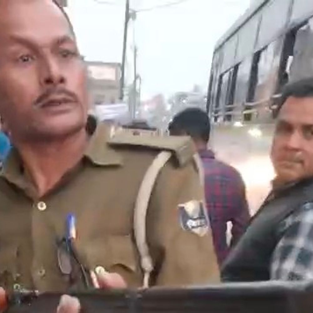 मधेपुरा में होमगार्ड जवान का विवादित वीडियो वायरल:  जाम हटाने के दौरान पिकअप चालक को राइफल से ‘उड़ा देने’ की दी धमकी – Madhepura News