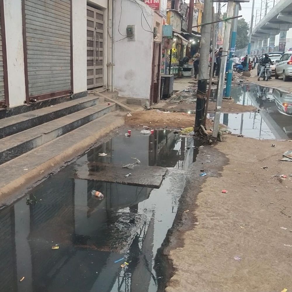 सरोजनी नगर में नाला उफनाया, दुकानों के सामने भरा:दुकानदारों की बिक्री बंद, किसी भी दुकान में पैदल नहीं जा सकता ग्राहक