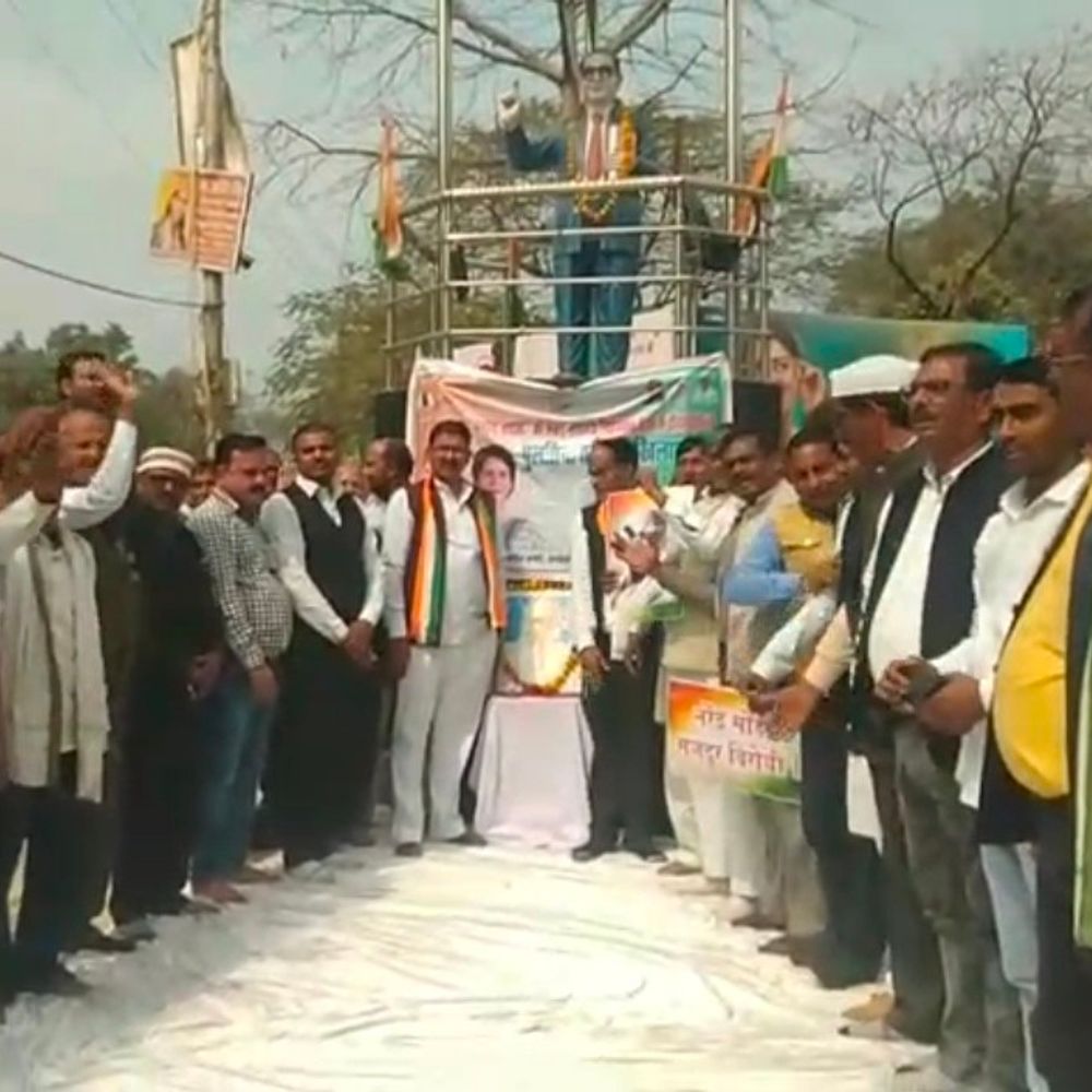 यूपी-केंद्र सरकार के खिलाफ कांग्रेस का प्रदर्शन:रायबरेली के हाथी पार्क चौराहे पर कार्यकर्ताओं ने जताया विरोध