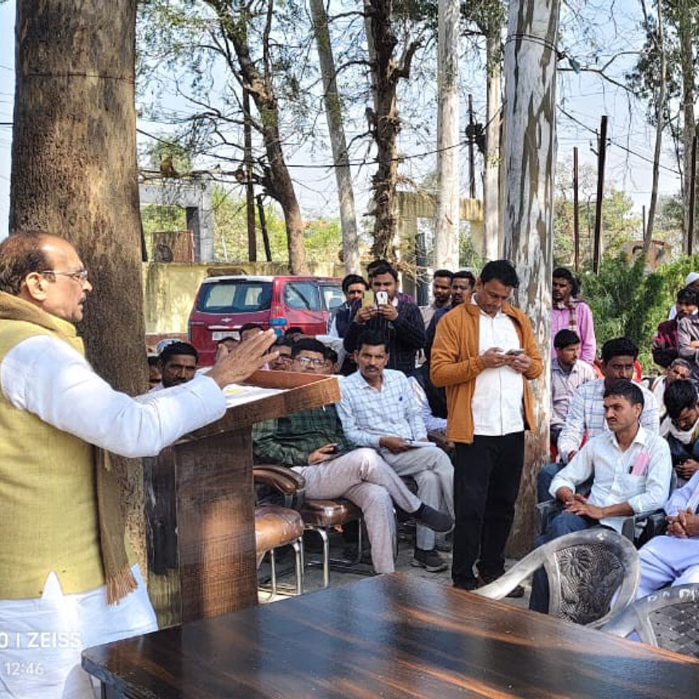 बदायूं में पूर्व सांसद डीपी यादव की सभा:किसानों की समस्याएं सुनीं, ब्लाक परिसर में आयोजन पर प्रशासन ने जांच शुरू की