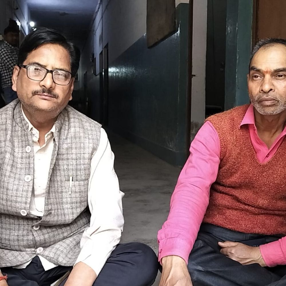 बीजेपी नेता का बेसिक शिक्षा कार्यालय पर धरना:मऊ में 15 साल पुराने विद्यालय को जर्जर घोषित करने पर जांच के आदेश