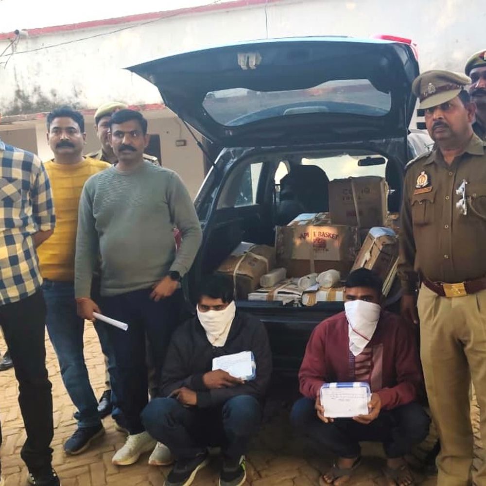 मिर्जापुर में 204 बोतल शराब के साथ दो तस्कर गिरफ्तार:ब्रेजा कार से हो रही थी तस्करी, पुलिस ने वाहन सीज किया