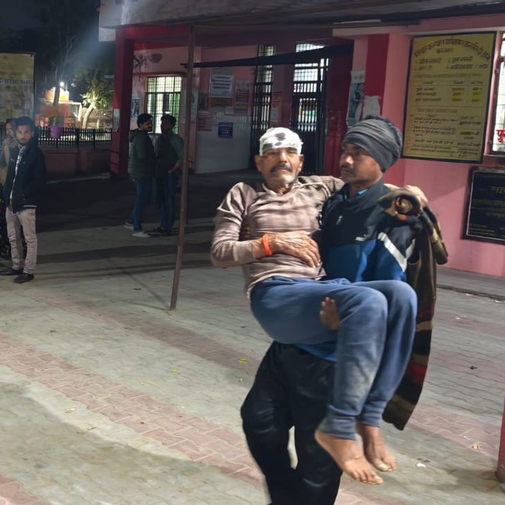 गोंडा में प्रधानी वर्चस्व को लेकर फायरिंग, दो घायल:लोहे की रॉड से जानलेवा हमला, छर्रा लगने से किशोर गंभीर