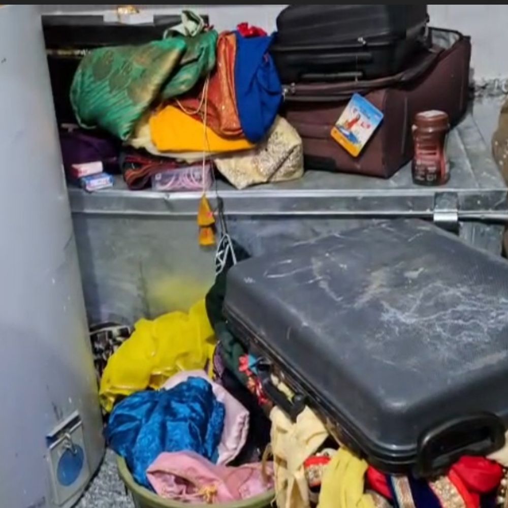 फौजी के परिवार को बंधक बनाकर 30 लाख की लूट:जालौन में कमरे में बंदकर जेवरात और नकदी लेकर चोर फरार