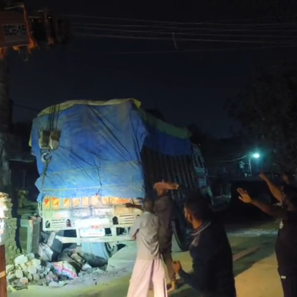 हरदोई के आवासीय कॉलोनी में पलटा चीनी लदा ट्रक:घर में सो रहा परिवार बाल-बाल बचा, परिवार बोला- यह तीसरी घटना