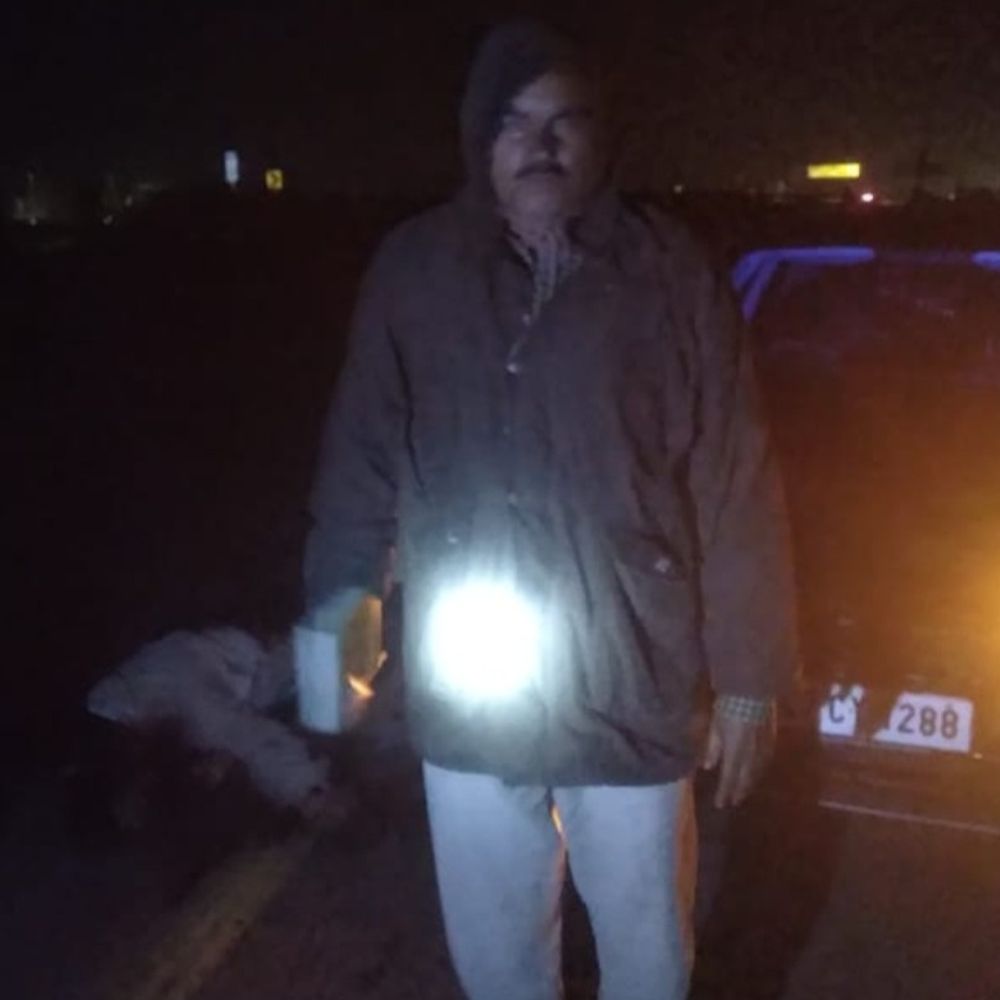 एक्सप्रेसवे पर खड़ी कार को टक्कर, चालक की मौत:आगरा-लखनऊ एक्सप्रेसवे पर हादसा, एक युवक घायल