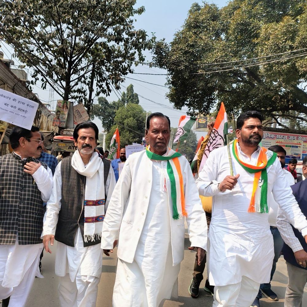 कांग्रेस ने मनरेगा मुद्दे पर कलेक्ट्रेट घेरा:लखनऊ में हुए लाठीचार्ज के विरोध में राज्यपाल को भेजा ज्ञापन