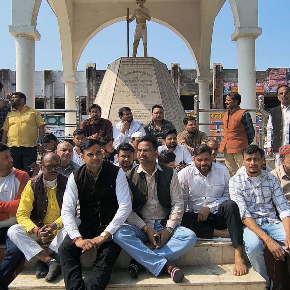 मथुरा में लाठीचार्ज के खिलाफ कांग्रेस कार्यकर्ताओं ने दिया धरना:महात्मा गांधी प्रतिमा के पास किया प्रदर्शन, सरकार की नीतियों पर उठाए सवाल