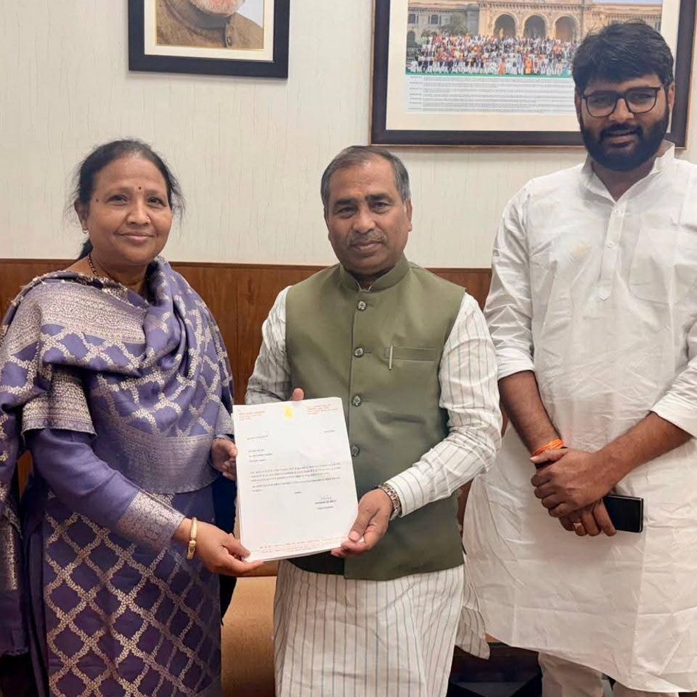 राज्यसभा सदस्य गीता शाक्य ने पीडब्ल्यूडी राज्यमंत्री से की भेंट:औरैया की सड़कों के विकास के लिए सौंपे प्रस्ताव