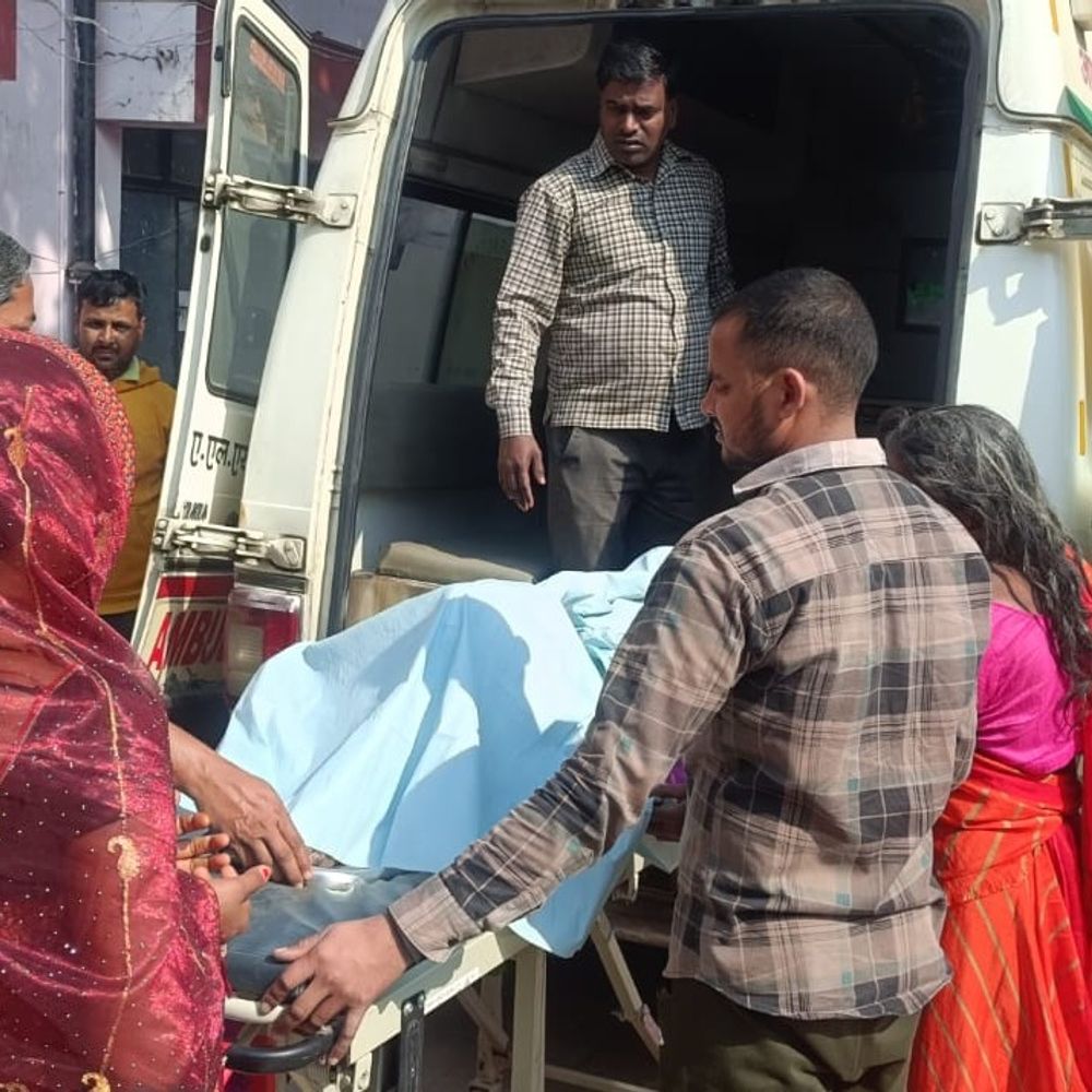 बाराबंकी में थाने के पीछे जिंदा जलती मिली किशोरी:हालत नाजुक, पीड़िता ने पेट्रोल पंप कर्मी पर लगाया आरोप