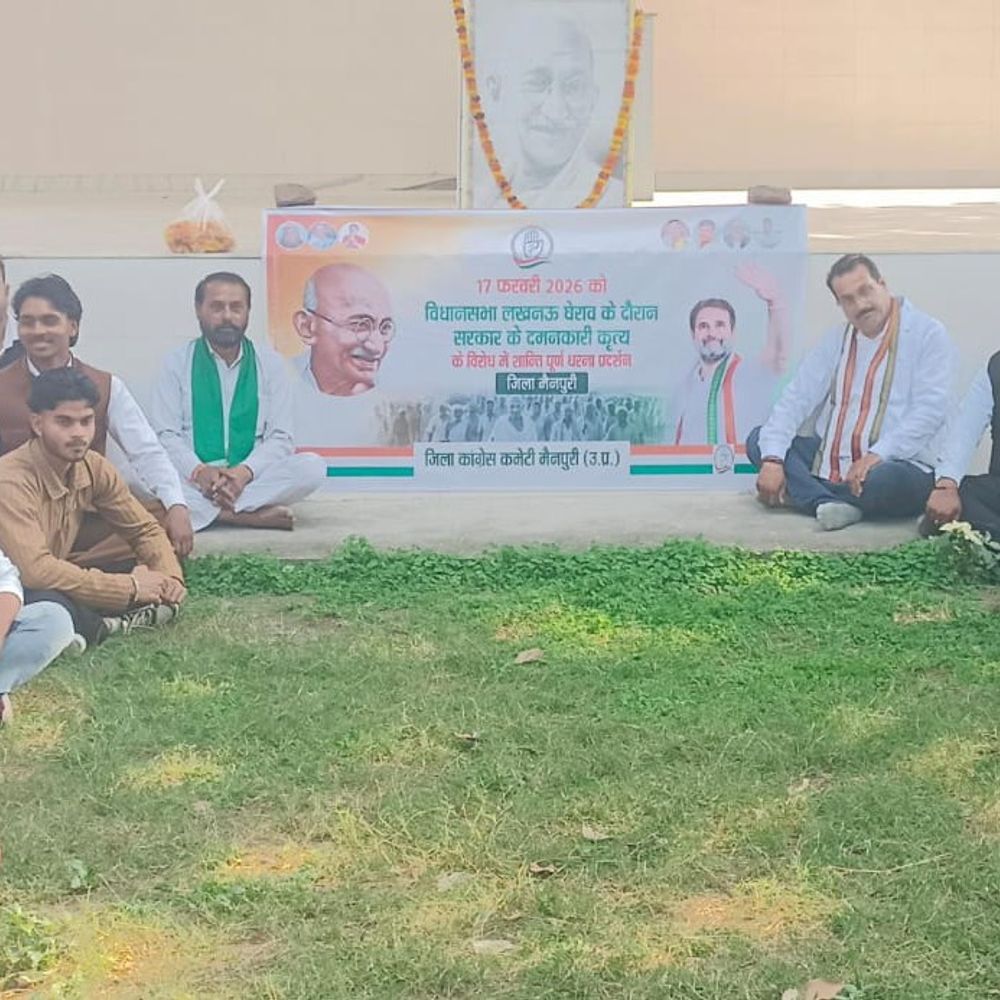 कांग्रेस ने गांधी प्रतिमा के सामने किया शांतिपूर्ण धरना:मैनपुरी में लखनऊ लाठीचार्ज और मनरेगा खत्म करने के विरोध में प्रदर्शन