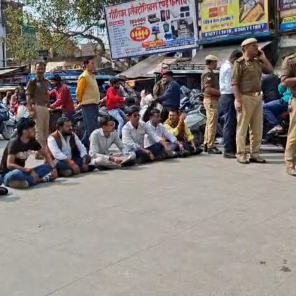 एबीवीपी ने अवैध कोचिंग पर कार्रवाई की मांग की:जालौन में DM को ज्ञापन देकर तीन सदस्यीय जांच समिति बनाने को कहा