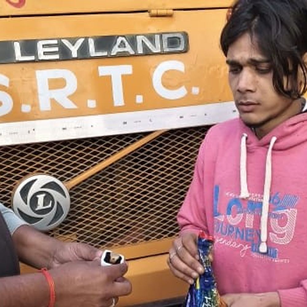 यूपी रोडवेज परिचालक ने लौटाया यात्री का छूटा बैग:एटा में सोने की अंगूठी और नकदी के साथ किया वापस