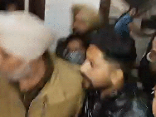 पति को लड़की संग आपत्तिजनक हालत में पकड़ा:  जालंधर में पत्नी का हंगामा, दोनों कमरे में बंद किए, थप्पड़ मारे; BJP नेता का बेटा आरोपी – Jalandhar News