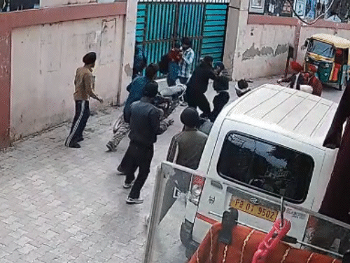 मोहाली में रामलीला मैदान के पास चाकूबाजी:  युवकों की हिंसक झड़प में दो घायल, डेढ़ मिनट की झड़प CCTV में कैद – Mohali News