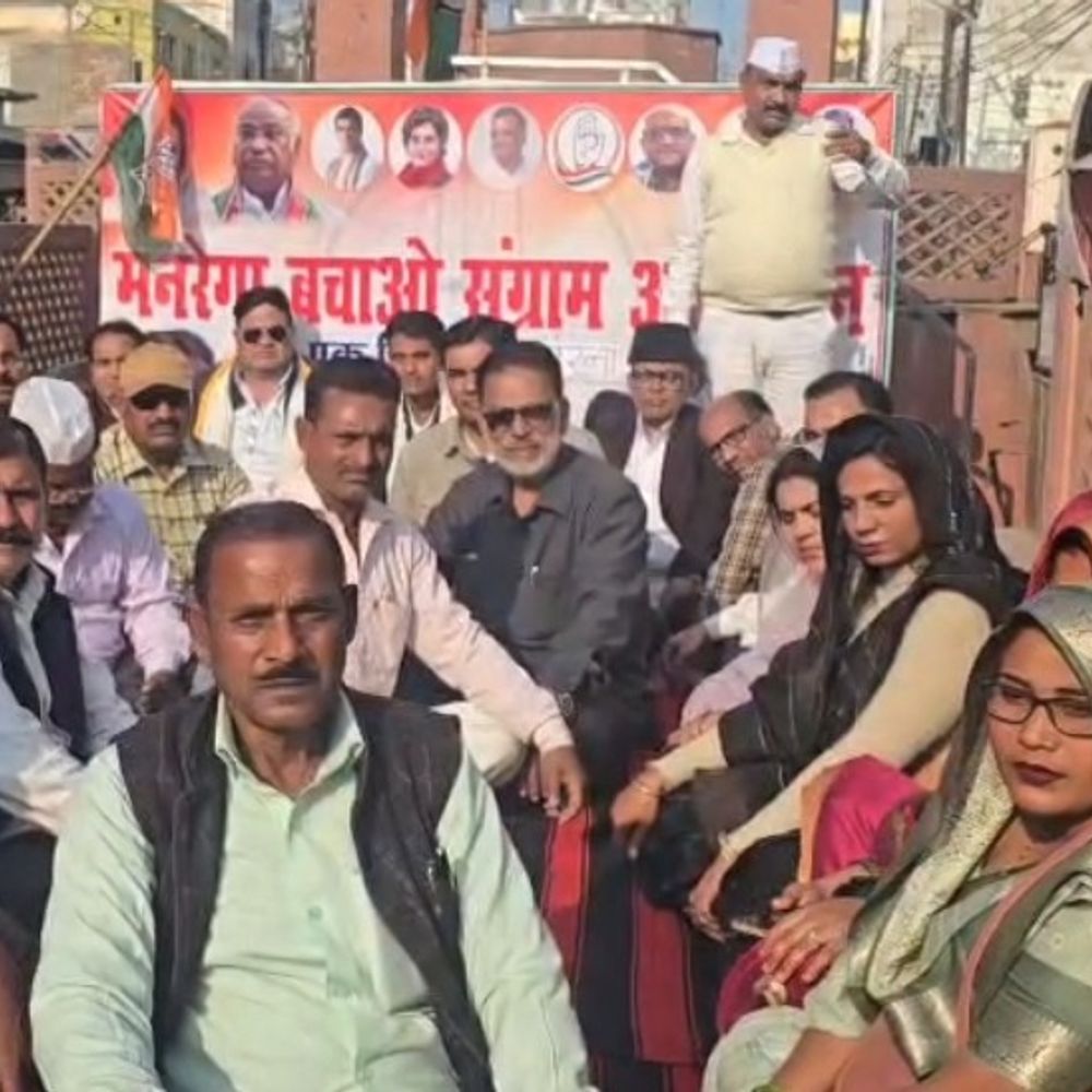 लखनऊ लाठीचार्ज के विरोध में कांग्रेस का प्रदर्शन:कासगंज में गांधी प्रतिमा के सामने धरना दिया, जिला अध्यक्ष बोले- यह सरकार के डर का प्रतीक