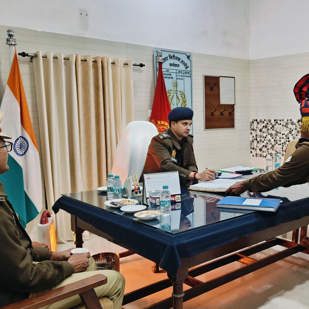 सिंचाई अधिकारी के घर चोरी मामले में गाज:हरदोई में लापरवाही पर चौकी प्रभारी समेत दो पुलिसकर्मी निलंबित, एसपी ने की कार्रवाई