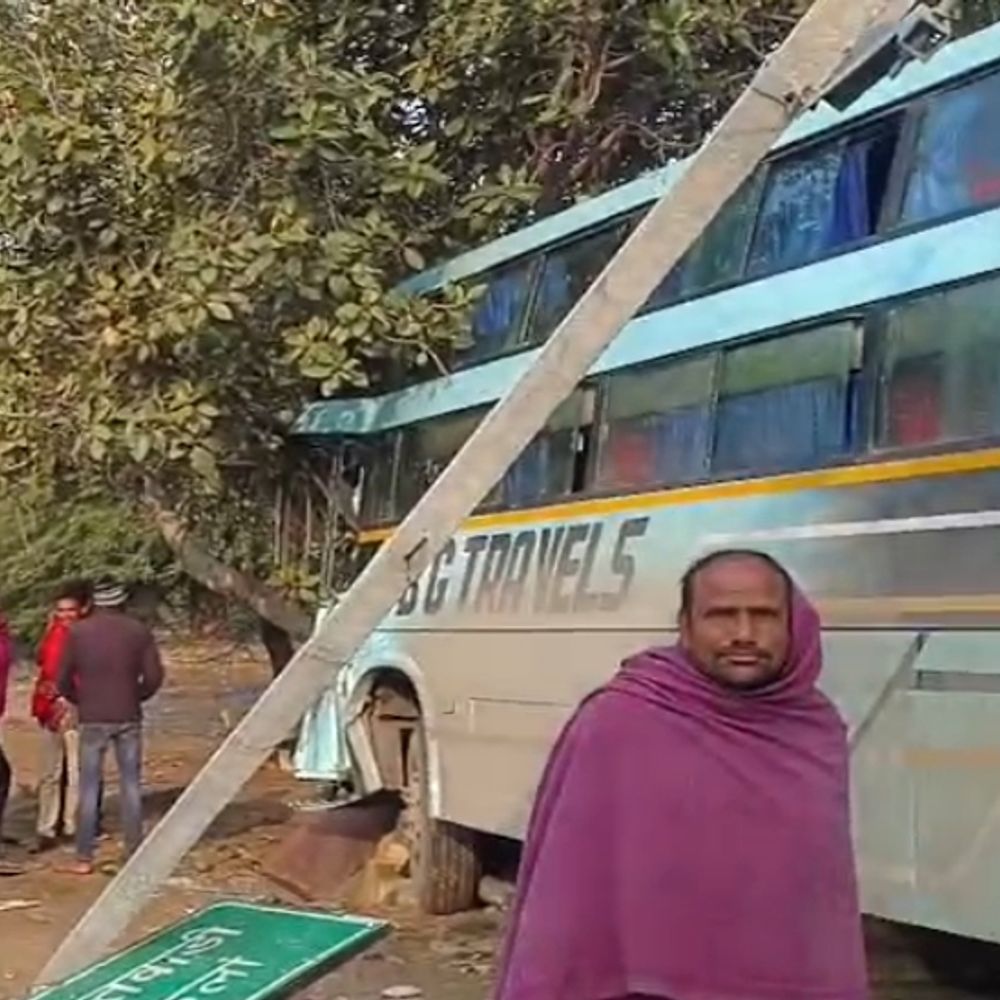 जयपुर हाईवे पर स्कूल बस का एक्सीडेंट, 6 बच्चे घायल:  अनियंत्रित हुई स्लीपर बस टकराई, 11 हजार वाट का बिजली पोल टूटकर गिरा – Jaipur News