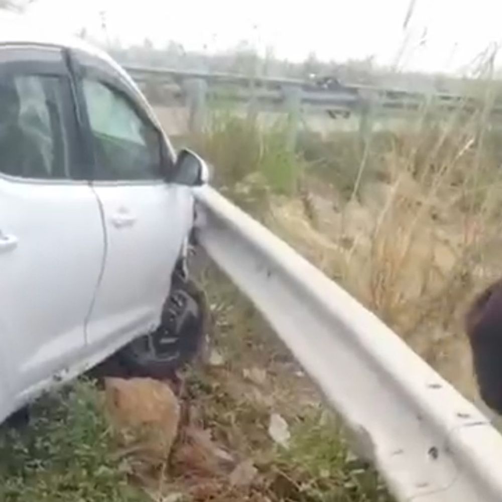 तेज रफ्तार कार की टक्कर से पति की मौत:रामपुर में बाइक सवार दंपति घायल, पत्नी अस्पताल में भर्ती, चालक फरार