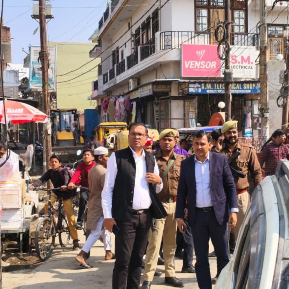 डीएम ने सड़क चौड़ीकरण व नाला निर्माण का निरीक्षण किया:शाहजहांपुर में अधिकारियों को कार्य में तेजी और अतिक्रमण हटाने के निर्देश