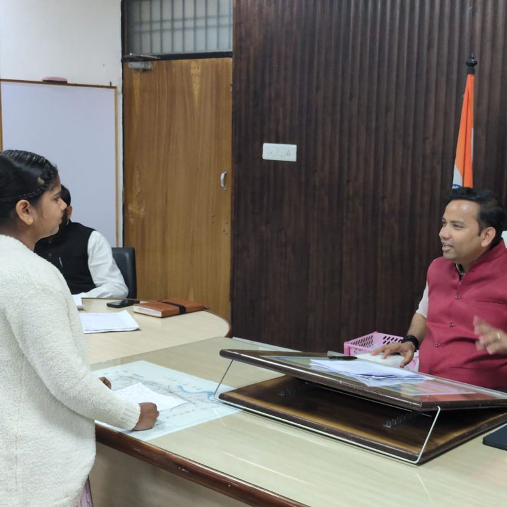 भदोही में कक्षा 6 की छात्रा डीएम से मिली:जिलाधिकारी बनने का सपना, डीएम शैलेष कुमार ने बढ़ाया हौसला