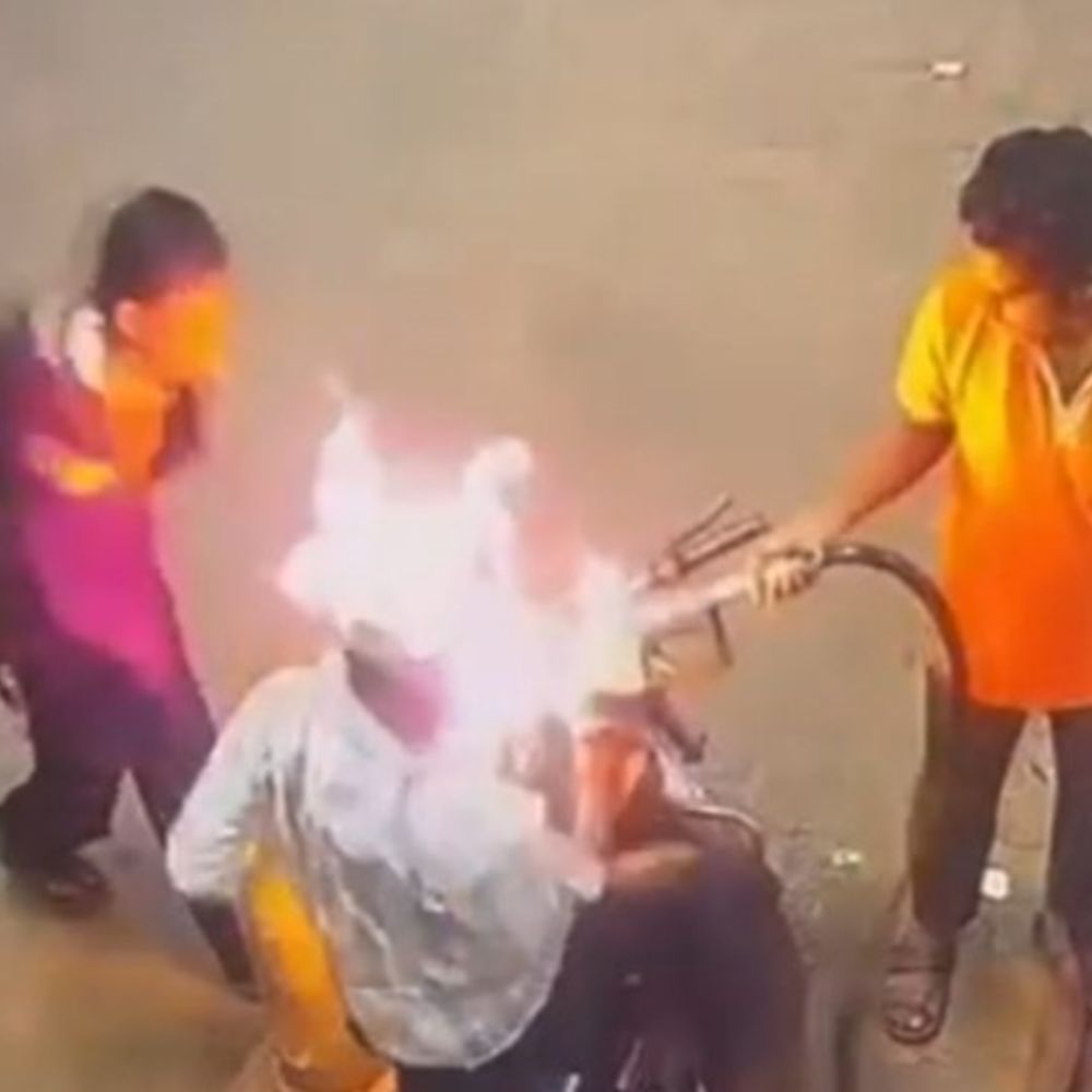 सिगरेट पीने से मना करने पर पंप में लगाई आग…VIDEO:  पंपकर्मी की सूझबूझ से बडा हादसा टला, मैनेजर की शिकायत पर दो आरोपी गिरफ्तार – Raipur News