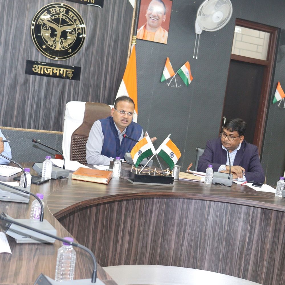 आजमगढ़ डीएम ने की IGRS की समीक्षा बैठक:सबसे अधिक असंतुष फीडबैक वाले गांव में जाएं अधिकारी