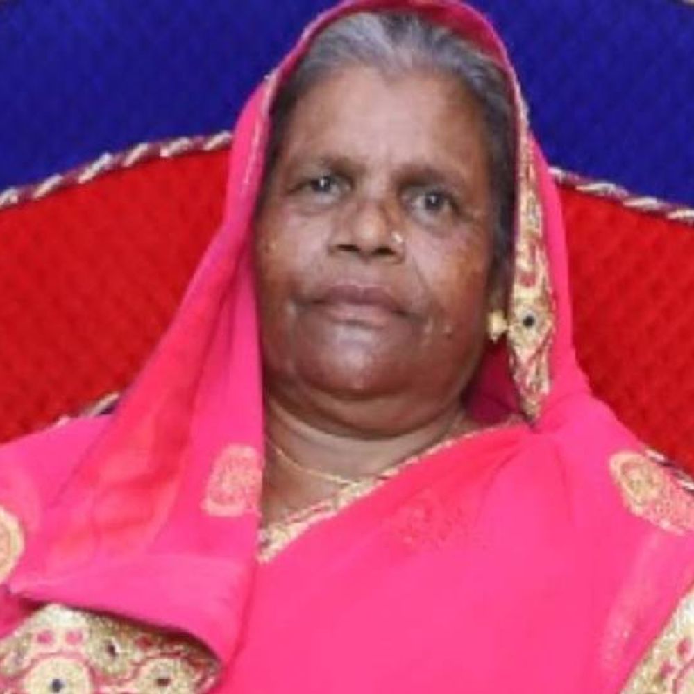 नवाबगंज में तेज रफ्तार कार ने ली वृद्धा की जान:आरोपी कार चालक हैलट से कार लेकर फरार, बेटी के साथ सड़क पार कर रही थी