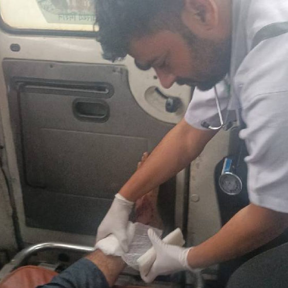 नोएडा में 108 एंबुलेंस के स्टॉफ सूझबूझ से बची जान:कॉल मिलते ही पहुंची, प्राइमरी ट्रीटमेंट कर जिला अस्पताल तक पहुंचाया