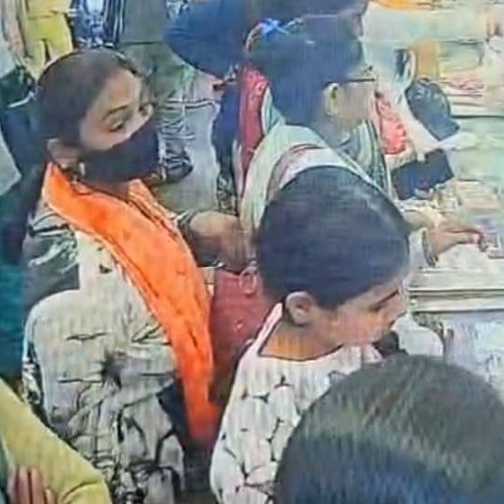 झांसी में महिला ने 2 घंटे में 3 चोरियां की…VIDEO:बुर्का उतारकर बाजार पहुंची, ग्राहक बनकर महिलाओं के पर्स से उड़ाया माल