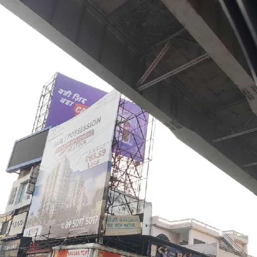 होर्डिंग लगाने वाली एजेंसियों से ₹62 लाख की वसूली:लखनऊ नगर निगम ने अभियान चलाया, कई बैनर-होर्डिंग हटाए गए