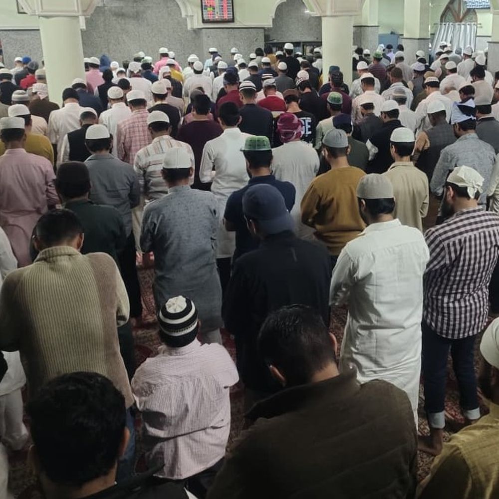 प्रयागराज में कुछ मस्जिदों में नहीं हुई तरावीह:मौलानाओं में फंसा था चांद देखने का मसला, पहले रोजे पर इबादत में जुटे लोग