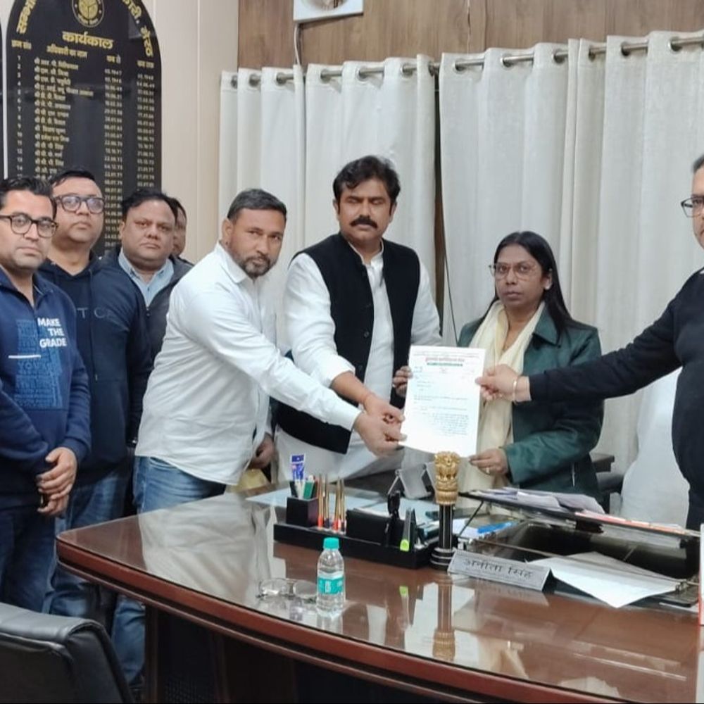 मेरठ में ट्रांसपोर्टरों ने RTO अधिकारियों को सौंपा ज्ञापन:ट्रकों की फिटनेस प्राइवेट एजेंसियों को देने और 15 साल का टैक्स एक साथ लेने का किया विरोध