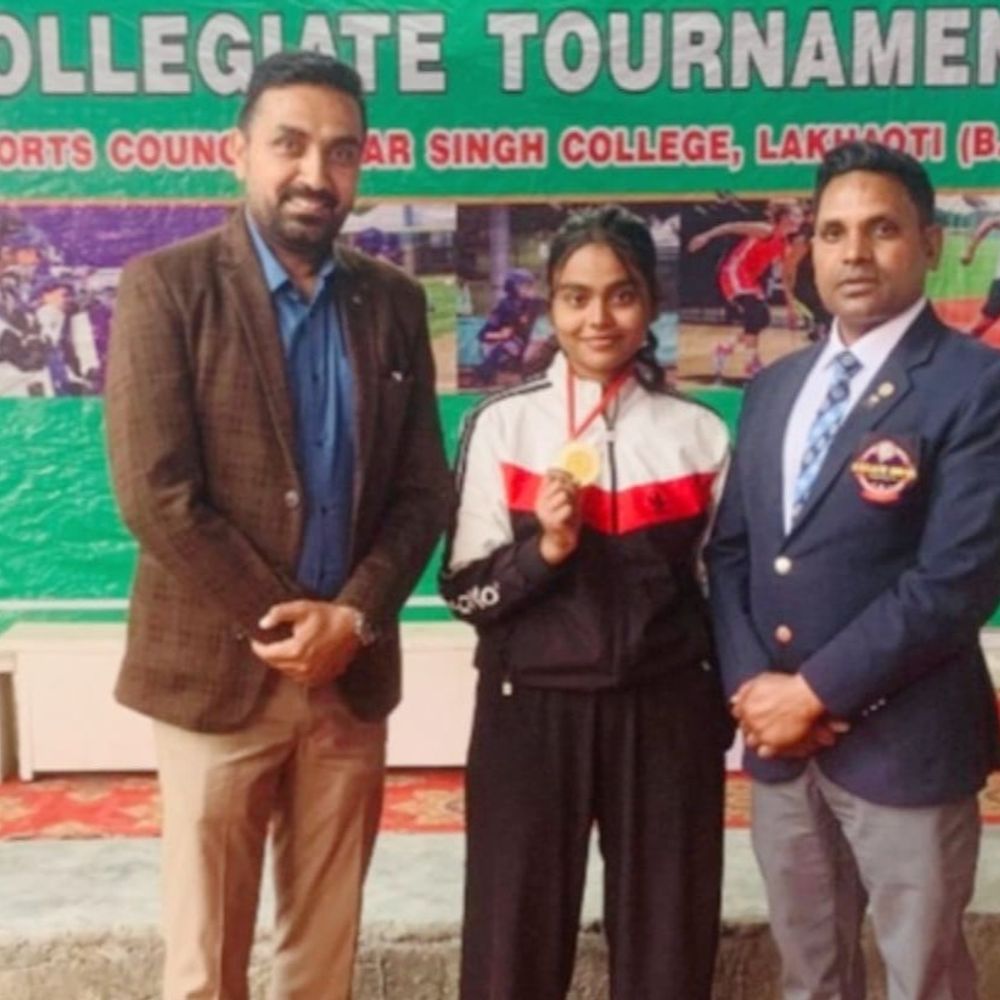 मेरठ की स्टूति प्रजापति ने अंतर-महाविद्यालय कराटे में जीता स्वर्ण:अब भारत अंतर विश्वविद्यालय कराटे प्रतियोगिता में करेंगी प्रतिनिधित्व