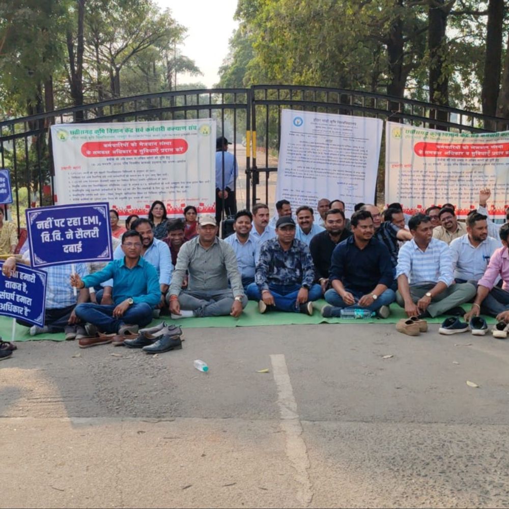 कृषि विज्ञान केंद्र के कर्मचारियों का प्रदर्शन जारी:  कुलपति और प्रतिनिधि मंडल की वार्ता फेल, 18 महीने से लंबित है वेतन; अनिश्चित कालीन हड़ताल की चेतावनी – Raipur News