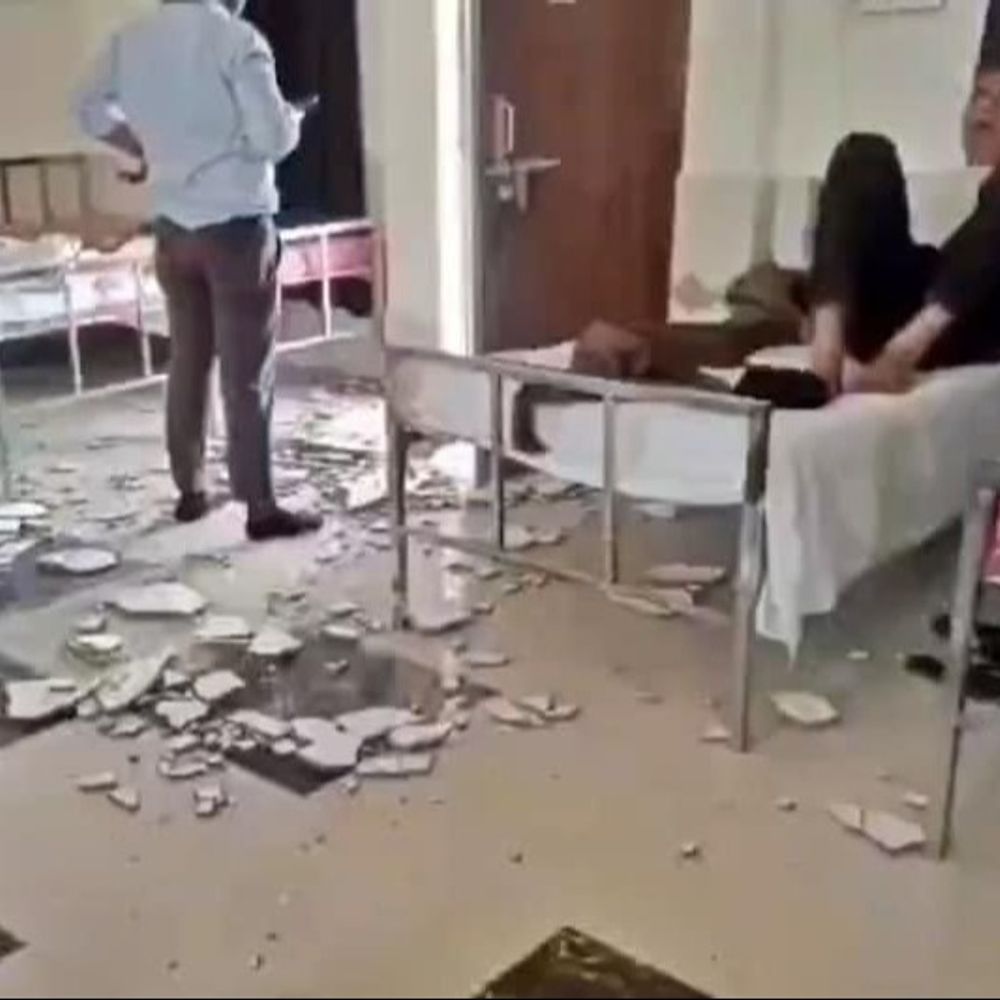 आगरा फोर्ट स्टेशन की छत का प्लास्टर गिरा:तीन कर्मचारी बाल-बाल बचे, वीडियो वायरल होने पर लगे भ्रष्टाचार के आरोप