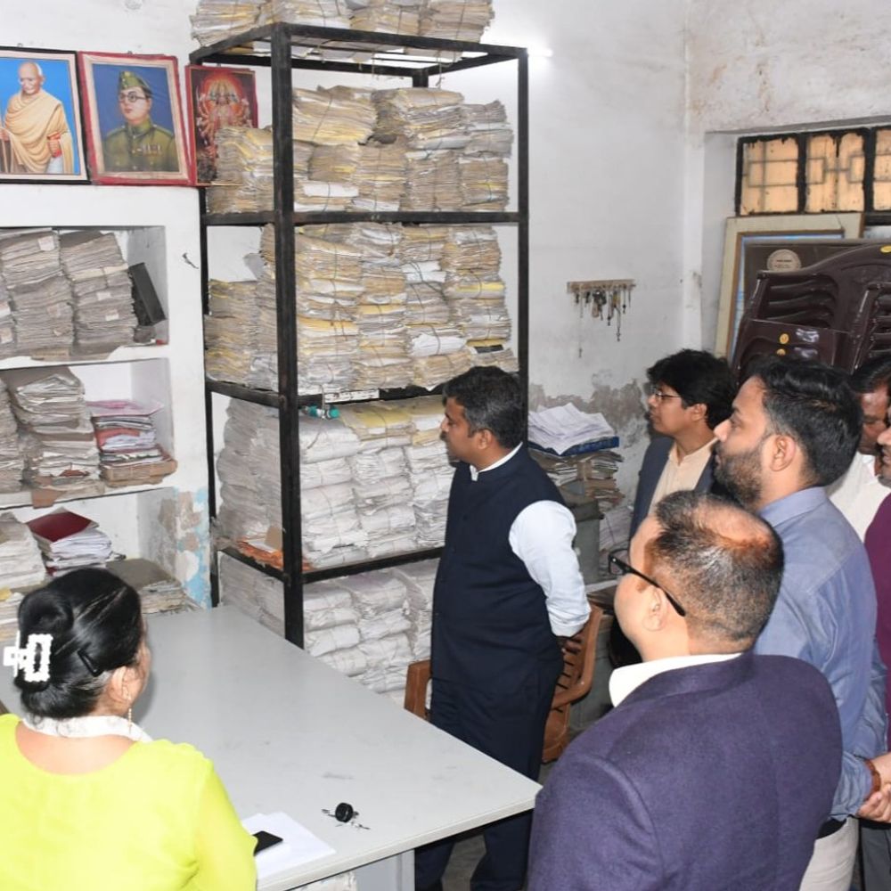 प्रयागराज DM ने किया तहसील सदर का औचक निरिक्षण:15 साल पुरानी फाइल देखी, लंबित मामलों के शीघ्र निस्तारण के निर्देश