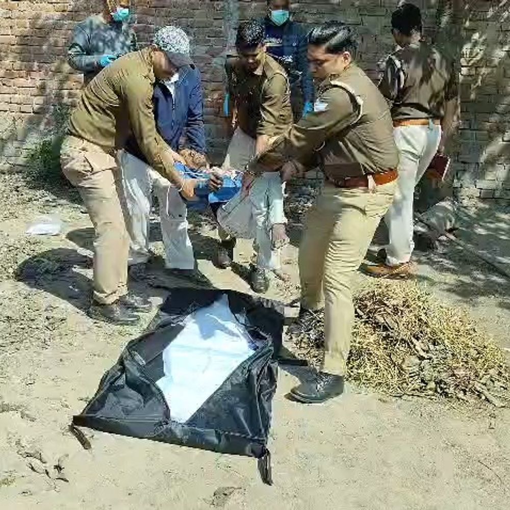 दिव्यांग का शव आंगन में पेड़ से लटका मिला:पीलीभीत पुलिस हत्या या आत्महत्या की गुत्थी में उलझी, घर में अकेला था