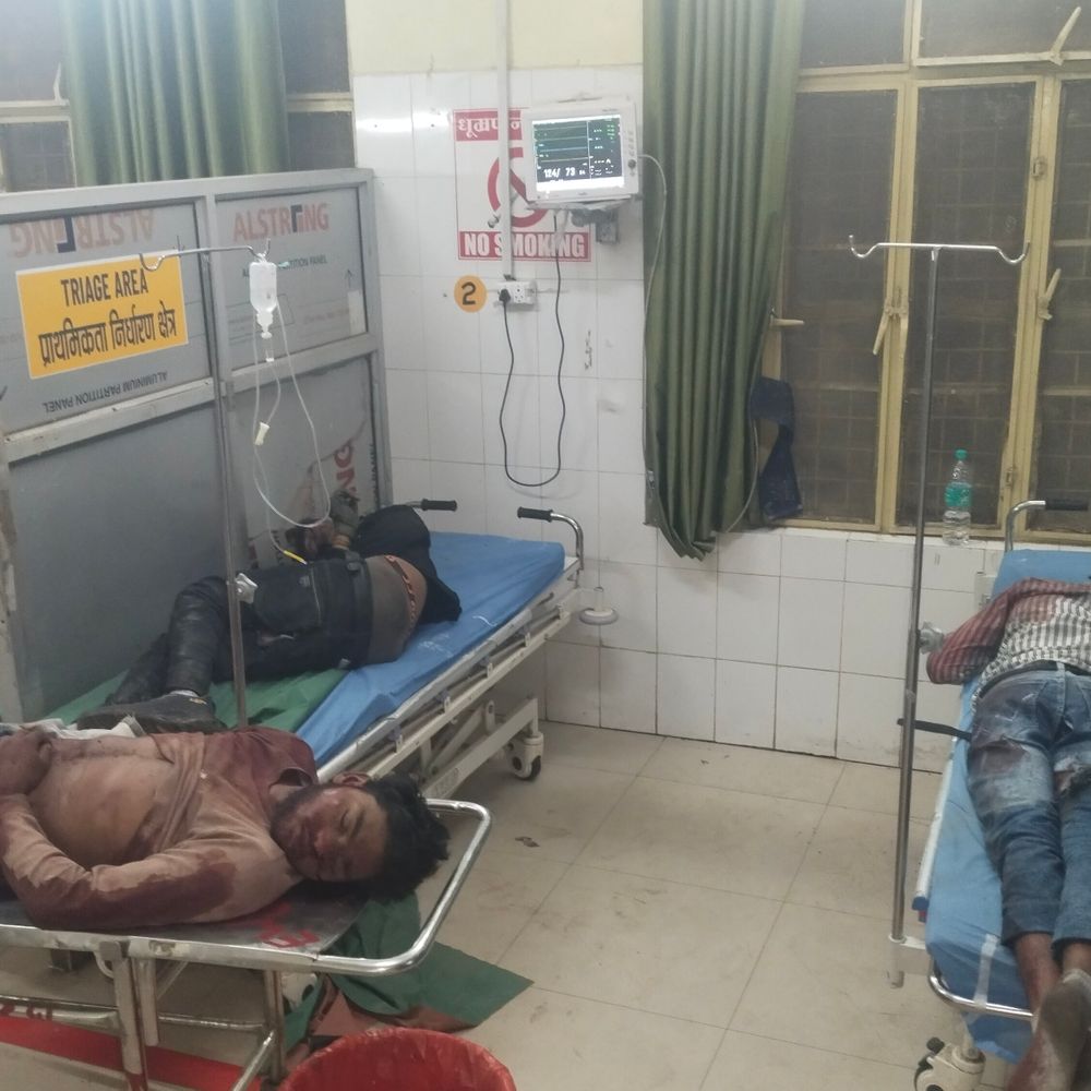 ललितपुर में बाइक-ट्रैक्टर की भिड़ंत में एक की मौत:शादी समारोह जा रहे थे, तीन युवक गंभीर हालत में झांसी रेफर