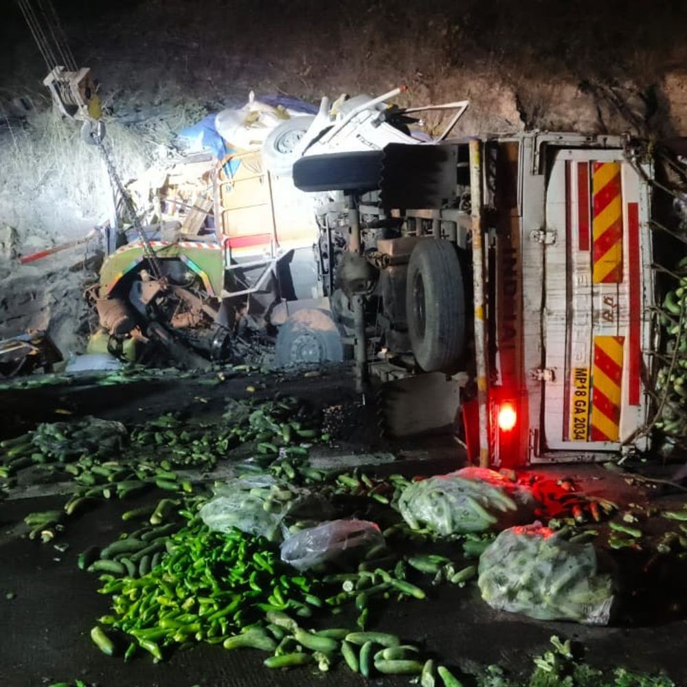 कोरबा में हाइवा-पिकअप टक्कर, दो की मौत, एक घायल:  हाइवा चालक को कड़ी मशक्कत के बाद निकाला गया, केंदई हसदेव पुल के पास हुआ हादसा – Korba News