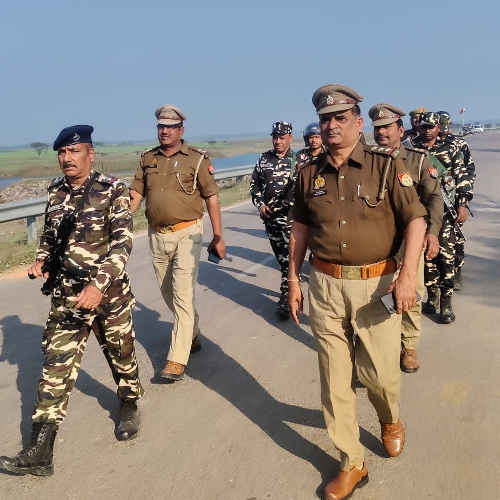 श्रावस्ती में इंडो-नेपाल सीमा पर पुलिस-SSB की संयुक्त पेट्रोलिंग:संदिग्धों की सघन चेकिंग, डॉग स्क्वायड टीम भी अलर्ट