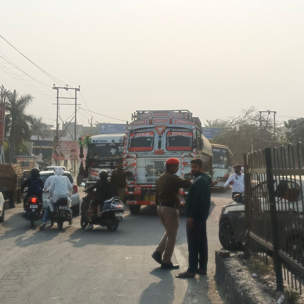 बुलंदशहर में ट्रैफिक डायवर्जन से शहर में भीषण जाम:डीएवी फ्लाईओवर से वलीपुरा नहर तक लोग घंटों फंसे,2 km तक परेशानी