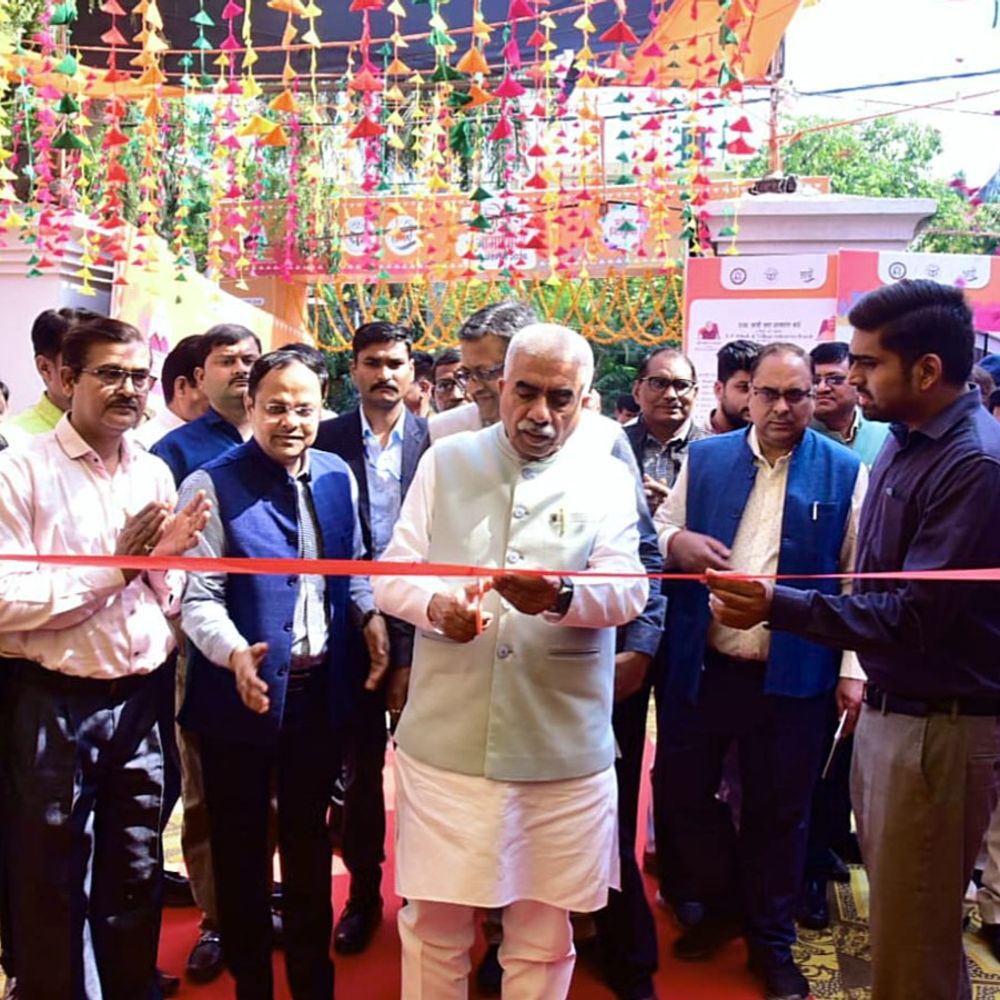 डालीबाग खादी भवन में सात दिवसीय प्रदर्शनी शुरू:राकेश सचान ने उद्घाटन किया, 40 से अधिक स्टॉलों पर खरीदारी करने आए ग्राहक