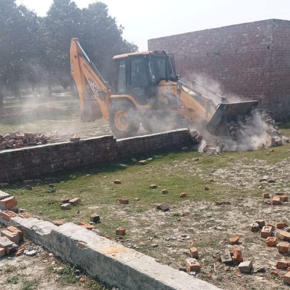 लखनऊ में एलडीए का एक्शन:40 बीघा में अवैध प्लॉटिंग पर बुलडोजर, डालीबाग में 3 मंजिला कॉम्पलेक्स सील