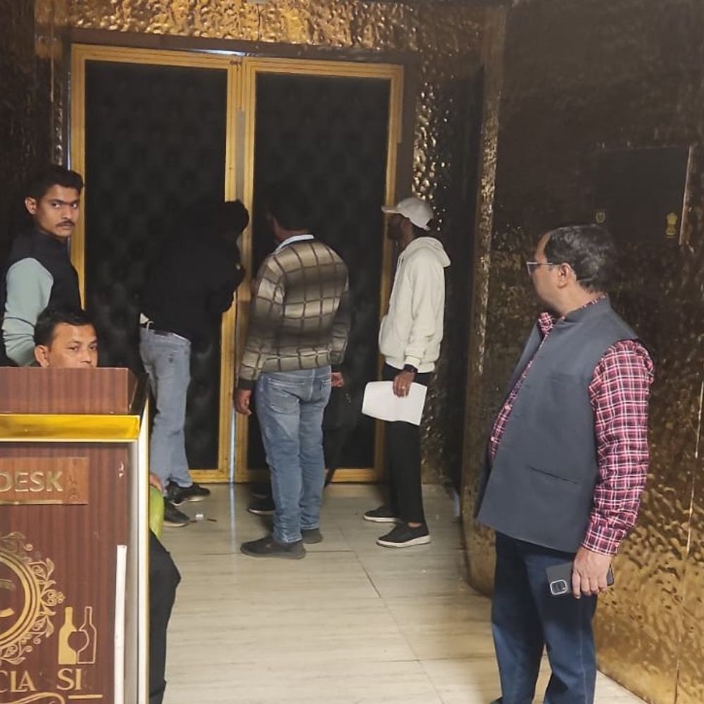 लखनऊ में पराग डेयरी का बैंक खाता सील:82.84 लाख रुपए टैक्स बकाया, 3 दुकानों पर लगाया ताला